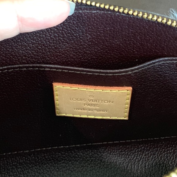 Louis Vuitton Cosmetic Pouch - Picture 6 of 8
